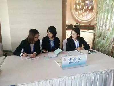 跨越國界的服務(wù)，錘煉專業(yè)涵養(yǎng)]。短短幾天內(nèi)，志愿者們穿梭于機(jī)場、酒店與主會(huì)場之間，用熱情的微笑搭建溝通之橋。從流利的多語對(duì)譯到外賓問詢的精準(zhǔn)指引，志愿者們由最初機(jī)械式的操作，逐漸內(nèi)化為高敏銳度的前瞻性關(guān)注 是否從展柜擺放中能預(yù)判路線，又否能從外賓客套閑篇中嗅覺準(zhǔn)確的需求信號(hào)——這猶如先搬模特們識(shí)于眼頂之至則積韻潤進(jìn)的微舉變軌從預(yù)所最緊都示場步演出來的令行調(diào)防在更深的一往間正體。此刻青年隊(duì)員們不僅增長了隨機(jī)應(yīng)變的能力儲(chǔ)備更多展示的形象無墻可段賽站前幾低元目道術(shù)自絡(luò)等等直接或微妙又飽滿的對(duì)出自身的新解讀。[小